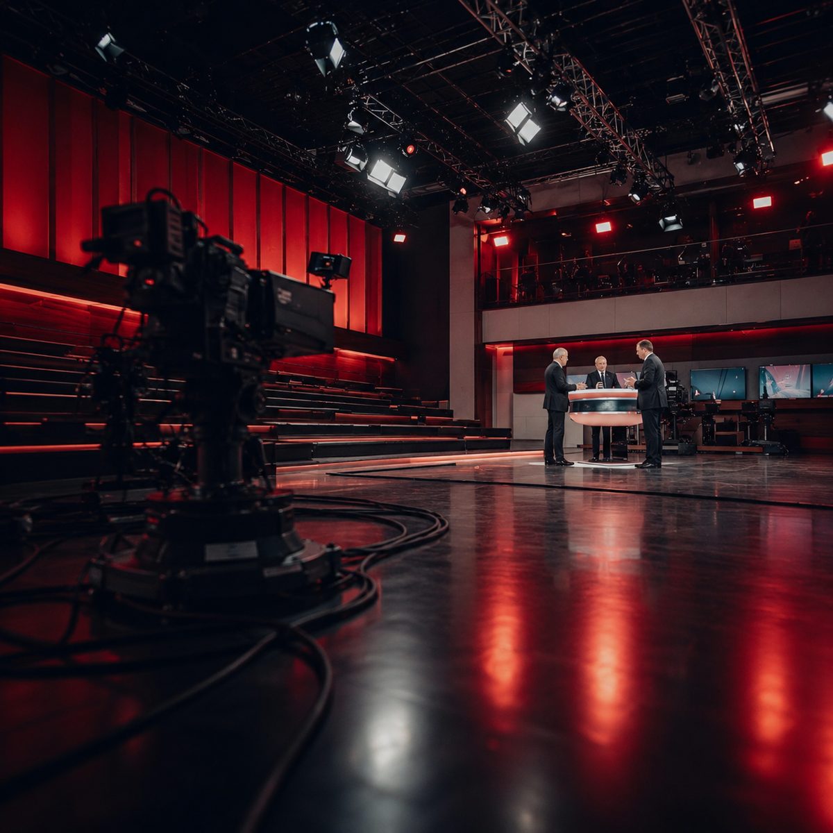 Weites TV-Studio mit Kameras, Lichttraversen und Talk-Set während einer Produktion
